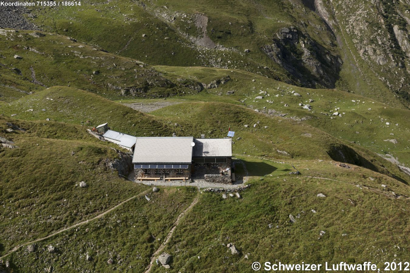 Fridolinshütte SAC, 2111 m.ü.M. (Position: 2'715'363.08, 1'186'677.38), im Gebiet des Tödi (GL).
